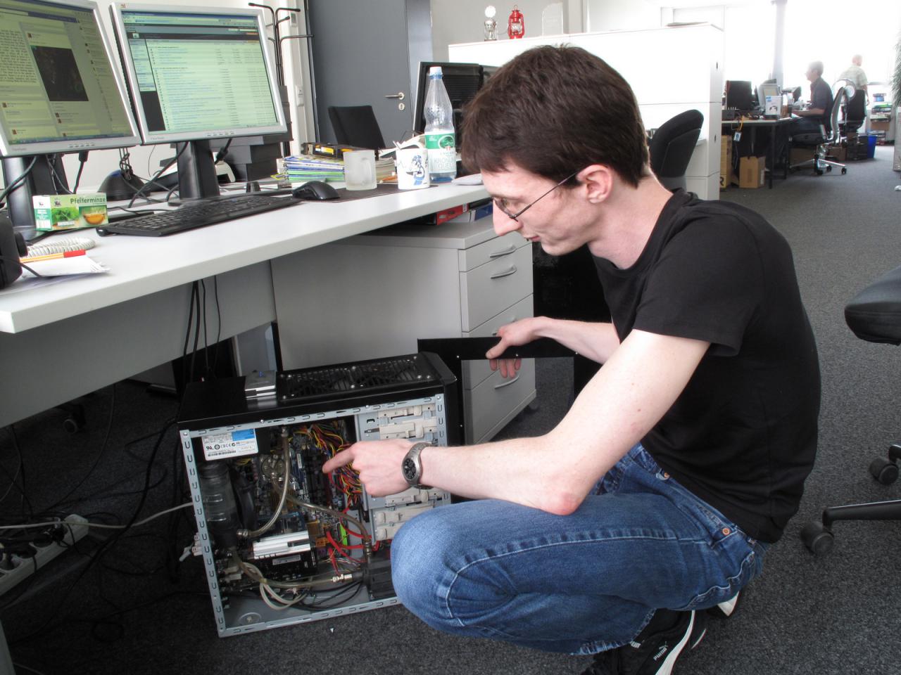 [11/05/2012] Wasser marsch! Damit der PC unseres Online-Redakteurs auch bei sommerlichen Temperaturen beim News tippen nicht in Hitzestreik tritt, hat Andreas ihm eine Wasserkühlung spendiert. Da steht ja dem optimal News-Output nichts mehr im Wege. 