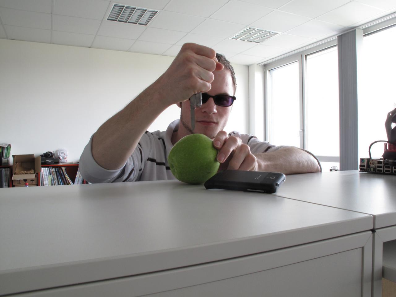 [11/05/2012] Wer jetzt denkt, dass dieses Bild eine besondere Symbolik oder einen tieferen Sinn hat, der irrt. Marc wollte lediglich seine Frühstücksapfel in mundgerechte Stücke schneiden. Das er dabei zufällig sein Android-Handy daneben legt und auch noch etwas angespannt guckt ... alles reiner Zufall! 