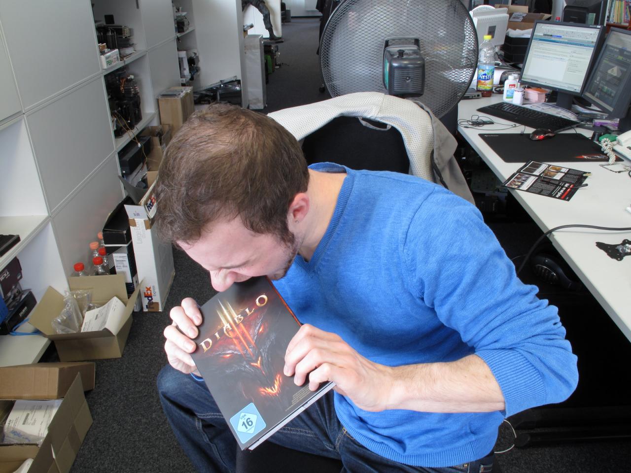 [18/05/2012] Nein, unserem Herrn Sauter hängt nicht etwas der Magen vom Diablo 3 benchen komplett in den Knien. Da am Dienstagabend die Server mal wieder nicht so wollen wie der (Bench)Mark, beißt er aus Frust mal ganz demonstrativ in die Packung des Spiels...