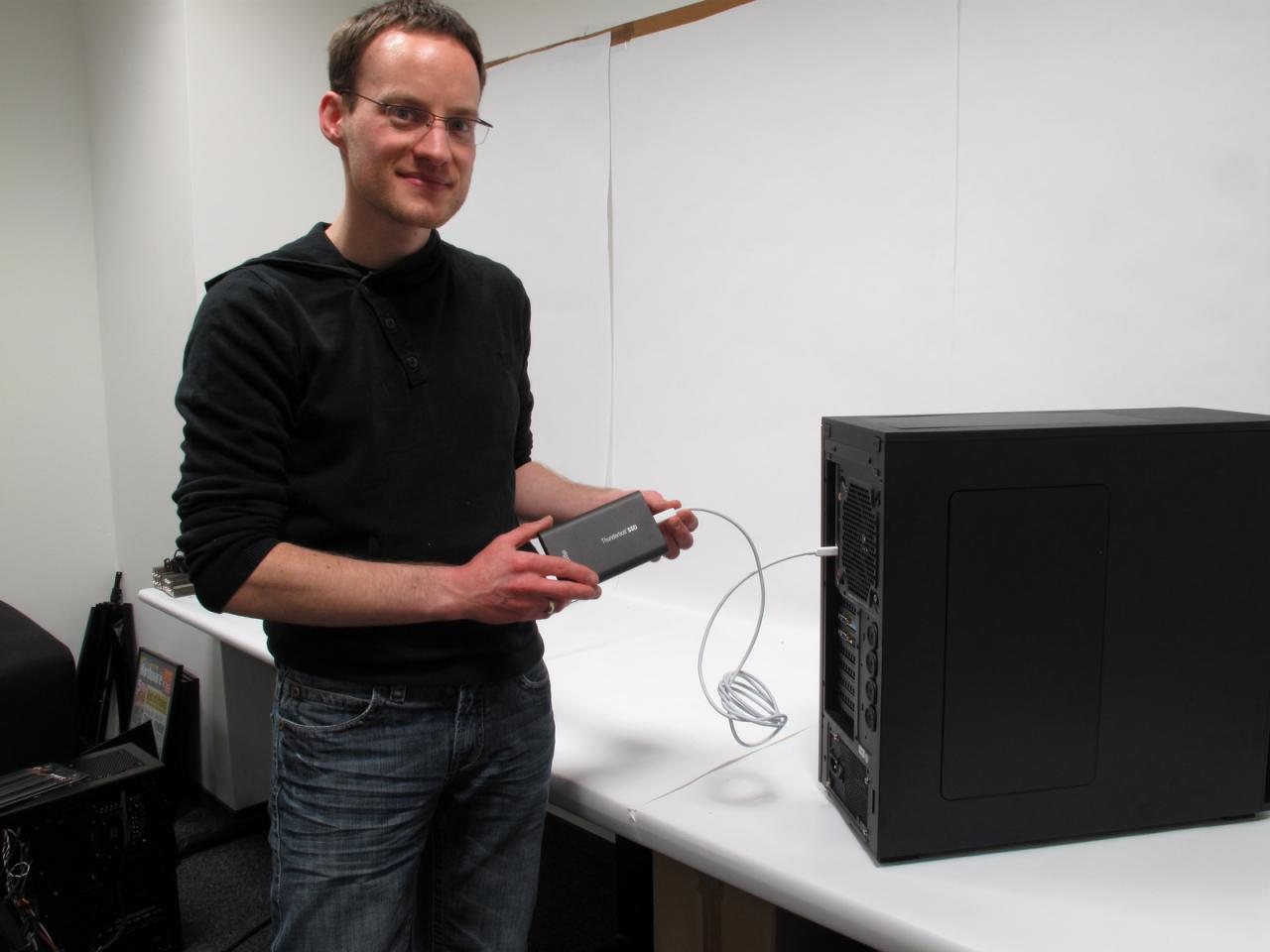[18/05/2012] Das Gehäuse von Herrn Möllendorfs PC der Zukunft sieht zwar eher noch sehr gegenwärtig aus. Aber bei Daniels Projekt kommt es ja eher auf die inneren Werte an. Und mit der Thunderbolt SSD von Elgato hält er zumindest schon mal ein Stück externe Zukunftstechnik in der Hand.