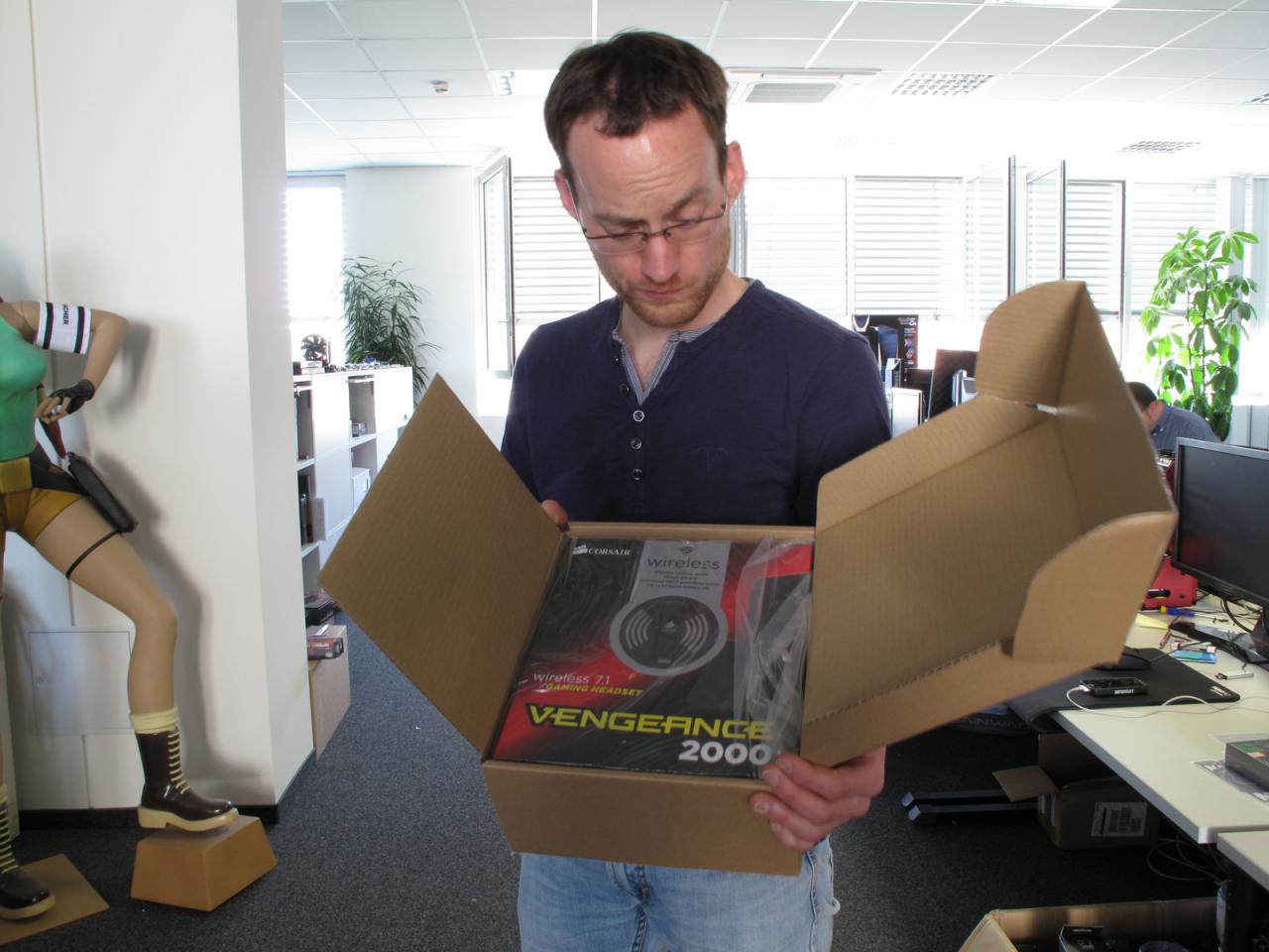 [25/05/2012] Herr Möllendorf hat nicht etwa einen in der Kiste sondern das neue Corsair Vengeance 2000 7.1 Wireless Gaming Headset im Karton (kleiner Wortwitz). Seinem Blick nach zu urteilen hatte er wohl irgendwie etwas anderes beim auspacken erwartet. 