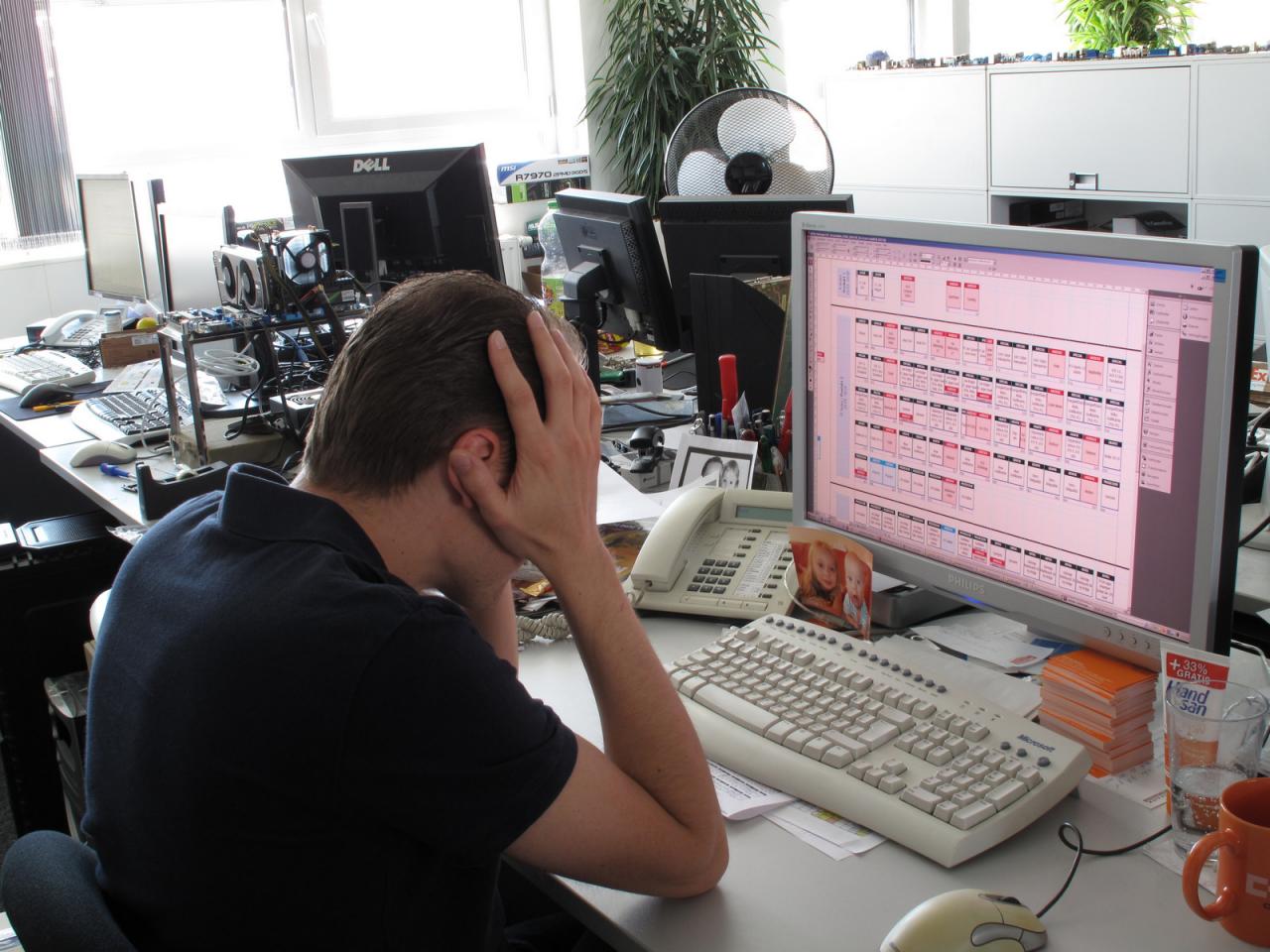 [25/05/2012] 26.5.2013: Der ganz normale Wahnsinn am Abgabetag: Kurzfristige Änderungen am Layout-Plan bringen selbst unser Organisationstalent Marco zur Verzweiflung. Doch wie immer gilt: alles wird gut!