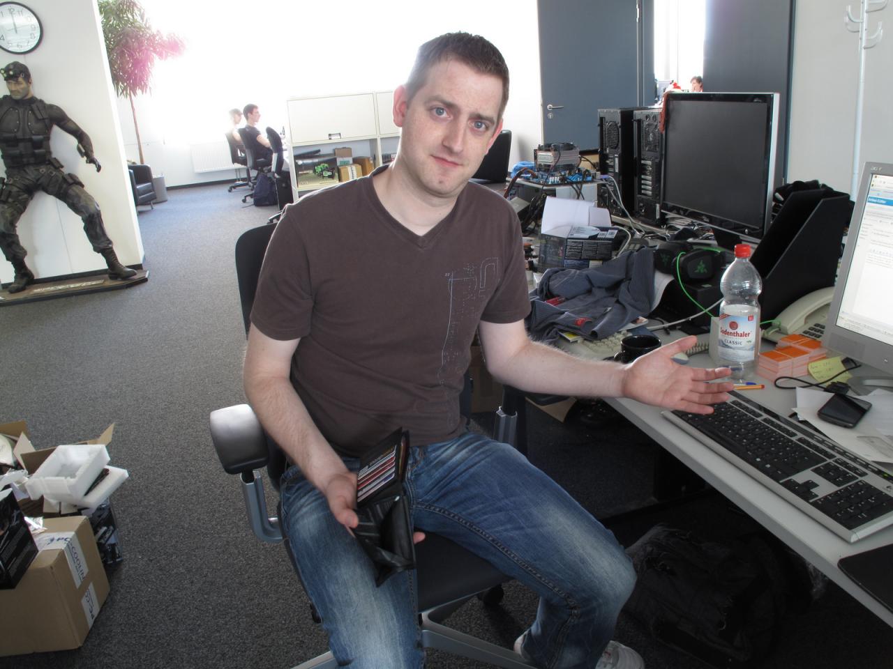 [25/05/2012] 27.05.2012: Will unser Reinhard demonstrieren das PCGH-Volontäre immer eine leere Geldbörse haben oder ist dieses Portmonee doch nur eine Leihgabe eines Schotten, den er in einem Artikel der kommenden Ausgabe Knauserigkeit nachsagt. 