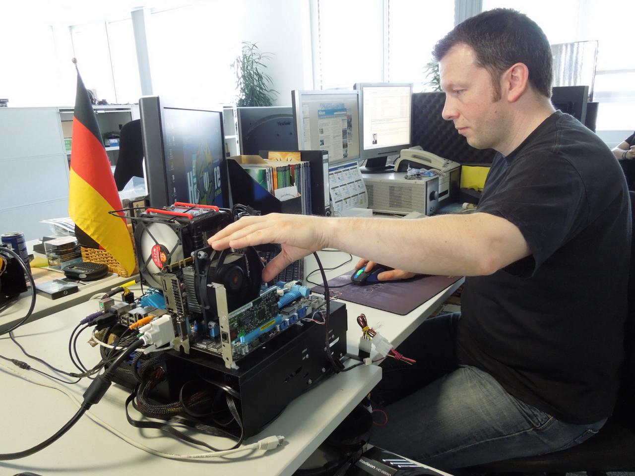[11/05/2012] Herr Doktor Spille experimentiert wieder. Erst macht er die neue GTX 670 fast nackig, dann probiert er ganz neues humanes Lüfterdesign, bei dem der Nutzer den Propeller selbst an die Kühllamellen der Karte halten muss. Geht das nicht auch anders?