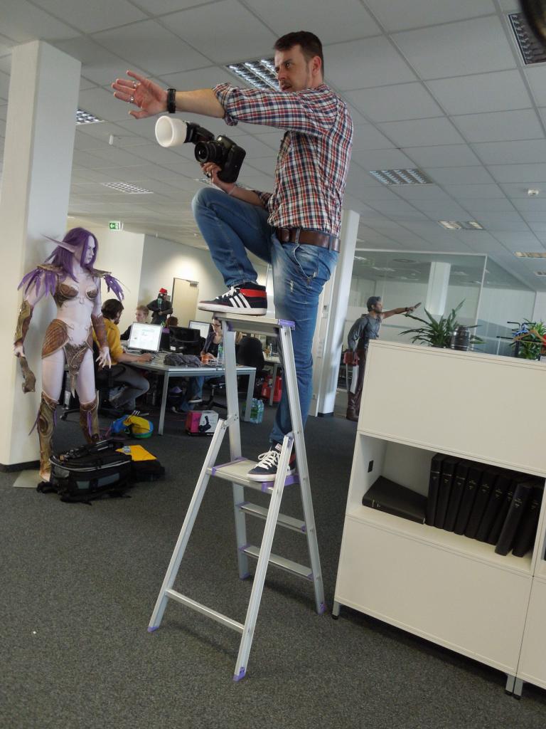 [11/05/2012] Seinen Job hatte sich der Fotograf unseres neuen Gruppenbildes bestimmt einfacher vorgestellt. Der arme musste den ungeordnet herumstehenden Redakteurshaufen des öfteren vehement hin und her dirigieren. Trotzdem hat es Spaß gemacht.