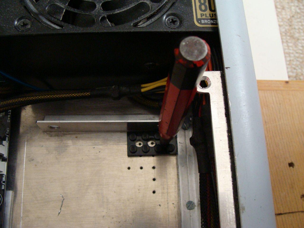 [25/05/2012] Eigenbau macht's möglich: Maxi-Hardware in Mini-Gehäuse (21)
