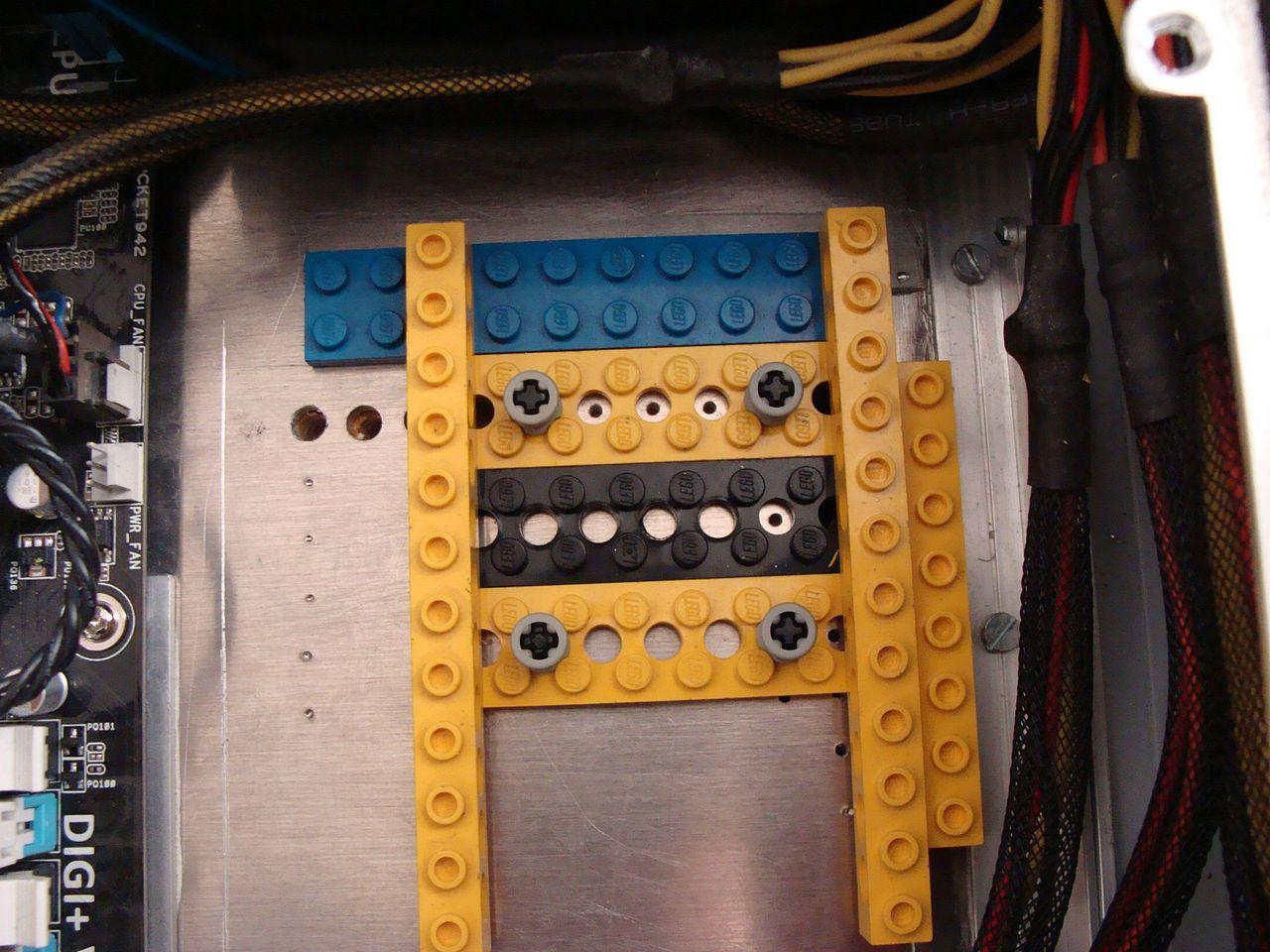 [25/05/2012] Eigenbau macht's möglich: Maxi-Hardware in Mini-Gehäuse (23)