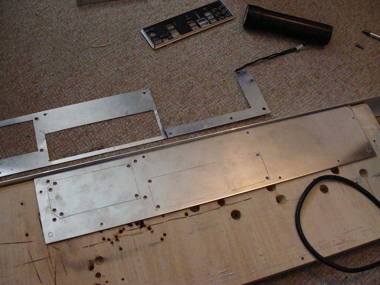 [25/05/2012] Eigenbau macht's möglich: Maxi-Hardware in Mini-Gehäuse (27)