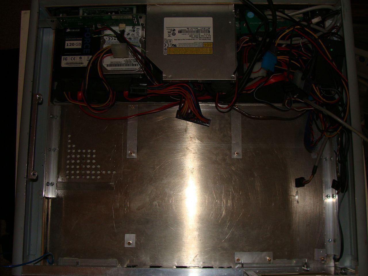 [25/05/2012] Eigenbau macht's möglich: Maxi-Hardware in Mini-Gehäuse (37)