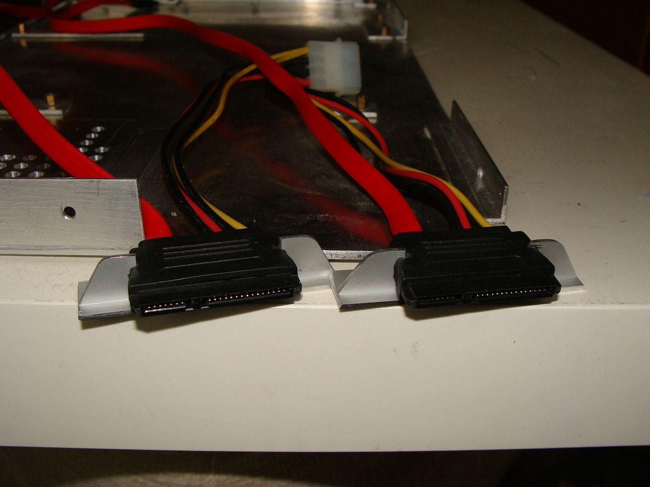 [25/05/2012] Eigenbau macht's möglich: Maxi-Hardware in Mini-Gehäuse (45)