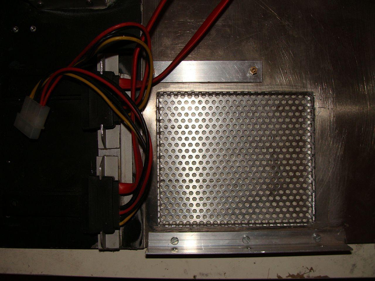 [25/05/2012] Eigenbau macht's möglich: Maxi-Hardware in Mini-Gehäuse (51)