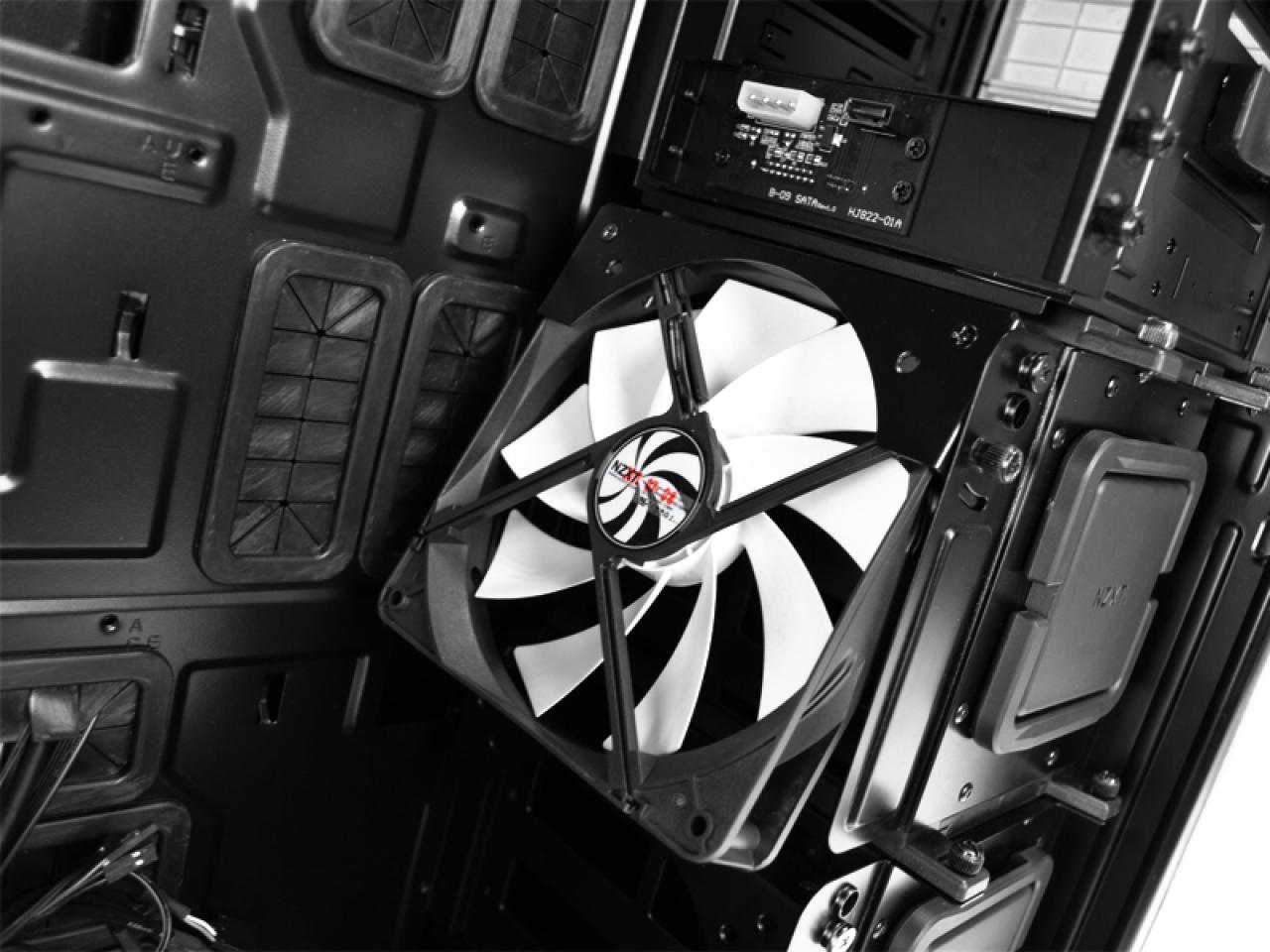 [16/05/2012] NZXT Switch 810 in Schwarz