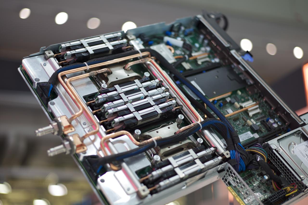 [19/06/2012] Die Heißwasserkühlung des SuperMUC ermöglicht die energieeffiziente Kühlung von CPU, RAM und Onboard-Komponenten.