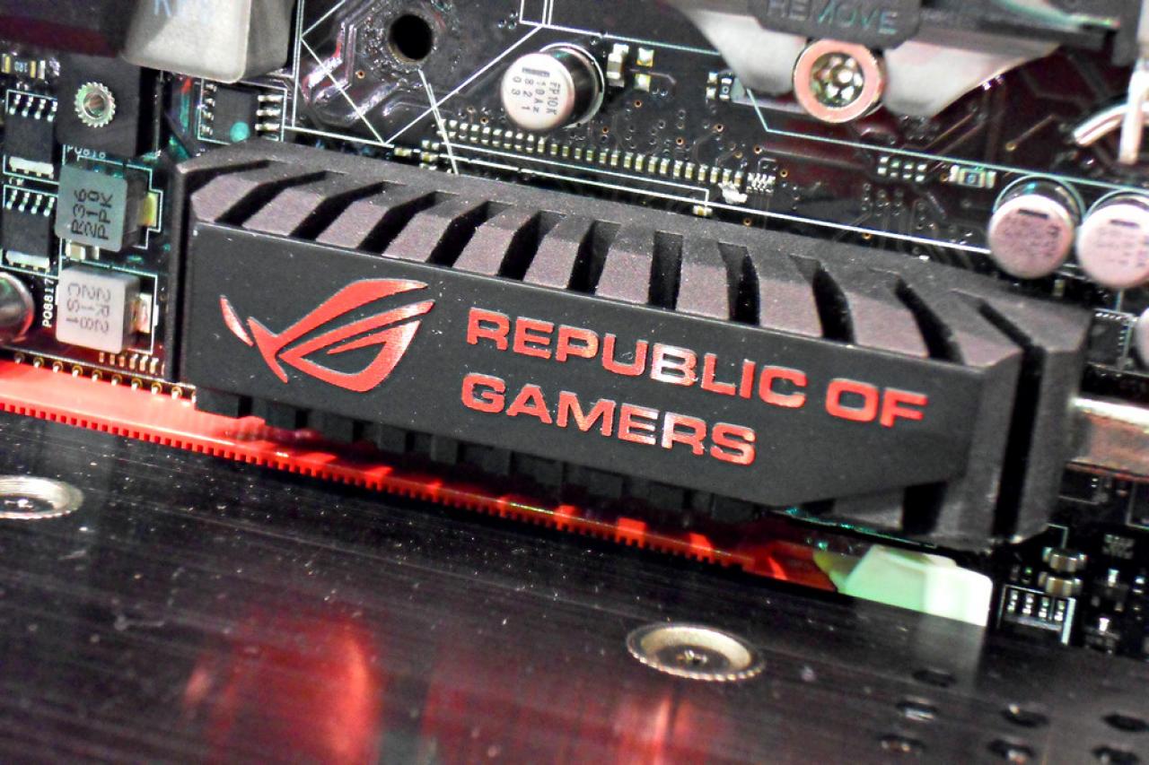 [06/06/2012] Asus Maximus V Extreme abgelichtet - Sockel 1155 mit Thunderbolt und WiFi (5)