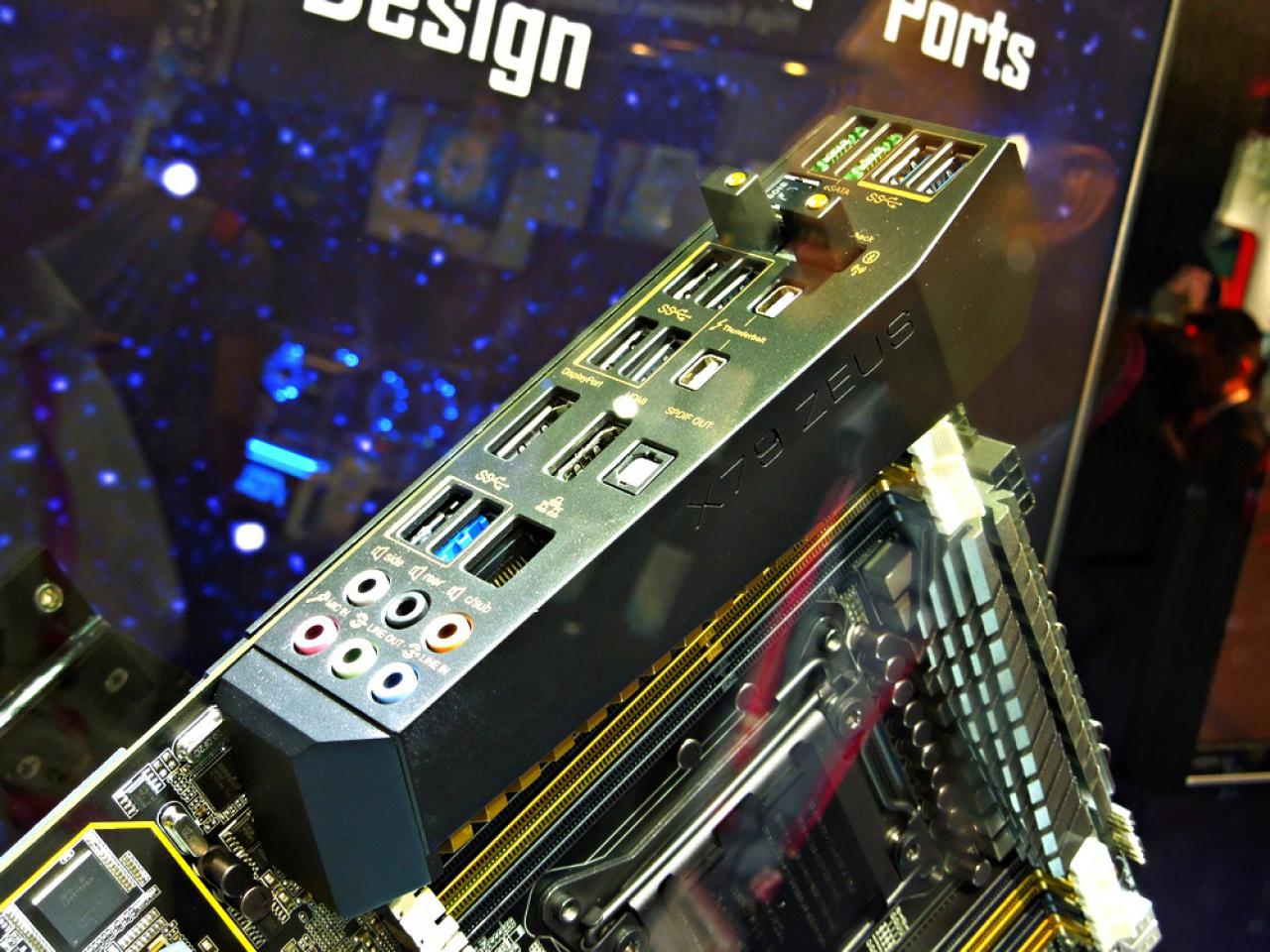 [05/06/2012] Asus Zeus: Sockel 2011, Dual-Thunderbolt, zwei Radeon-Grafikchips onboard , WiFi und acht RAM-Bänke (3)