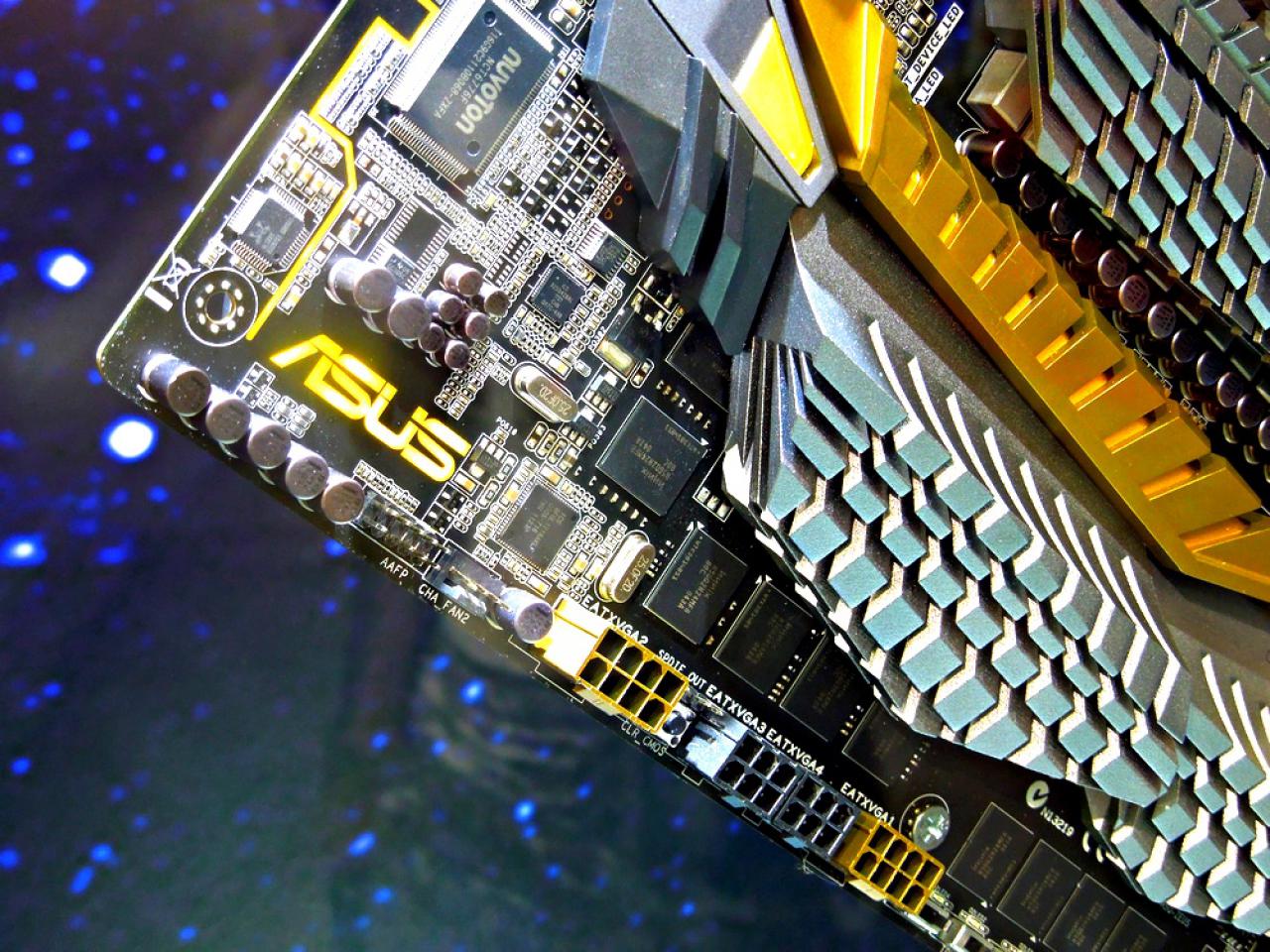 [05/06/2012] Asus Zeus: Sockel 2011, Dual-Thunderbolt, zwei Radeon-Grafikchips onboard , WiFi und acht RAM-Bänke (4)