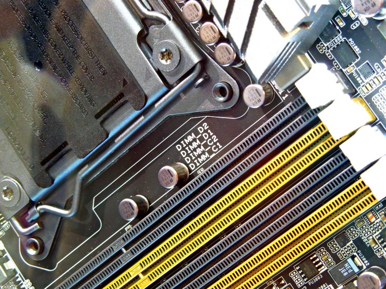[05/06/2012] Asus Zeus: Sockel 2011, Dual-Thunderbolt, zwei Radeon-Grafikchips onboard , WiFi und acht RAM-Bänke (7)