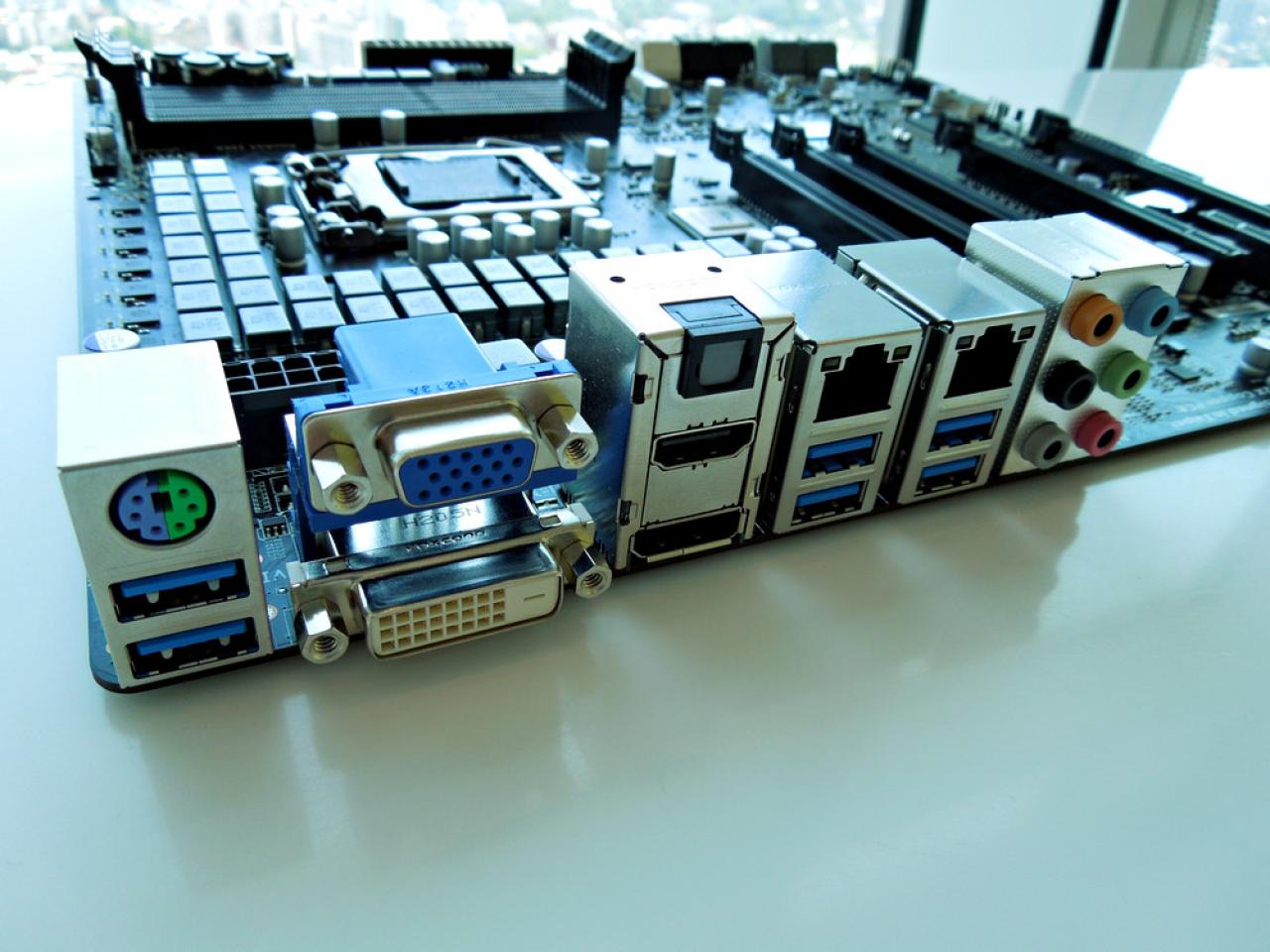 [06/06/2012] Gigabyte Z77X-UP7: High-End-Mainboard mit 32 Phasen für die CPU im finalen Design abgelichtet - inlusive Video (6)
