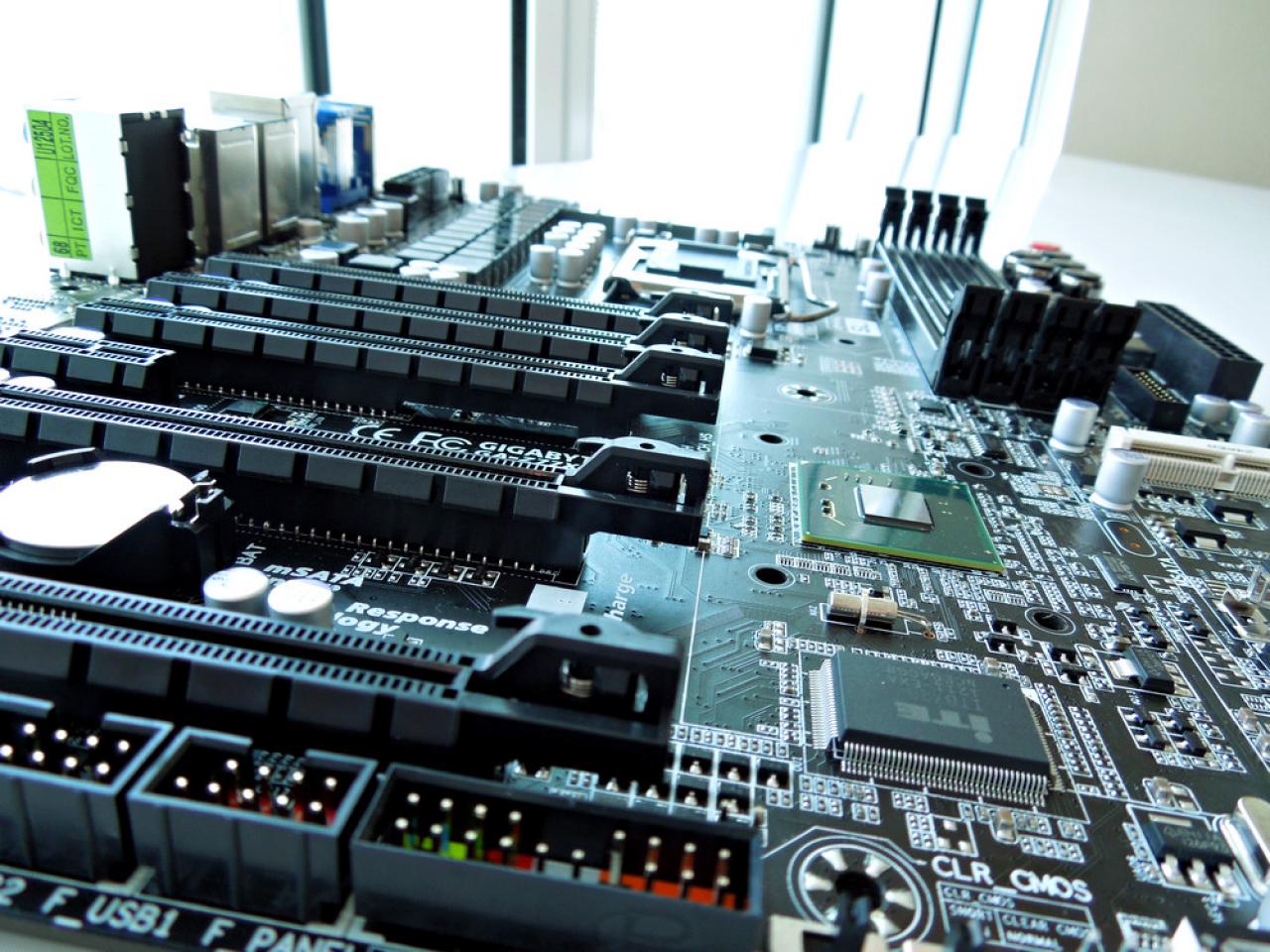 [06/06/2012] Gigabyte Z77X-UP7: High-End-Mainboard mit 32 Phasen für die CPU im finalen Design abgelichtet - inlusive Video (9)