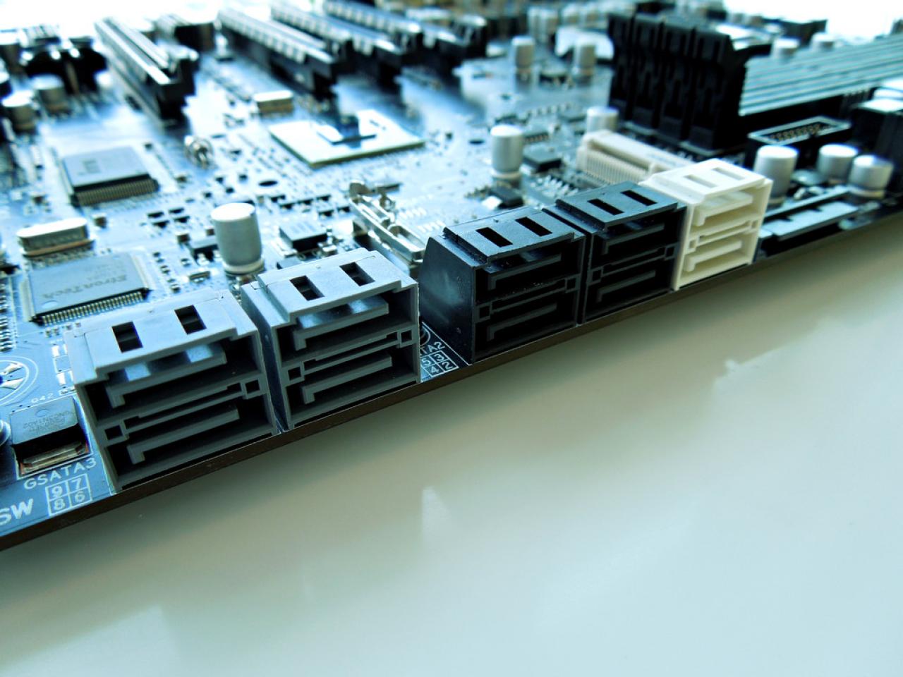 [06/06/2012] Gigabyte Z77X-UP7: High-End-Mainboard mit 32 Phasen für die CPU im finalen Design abgelichtet - inlusive Video (11)