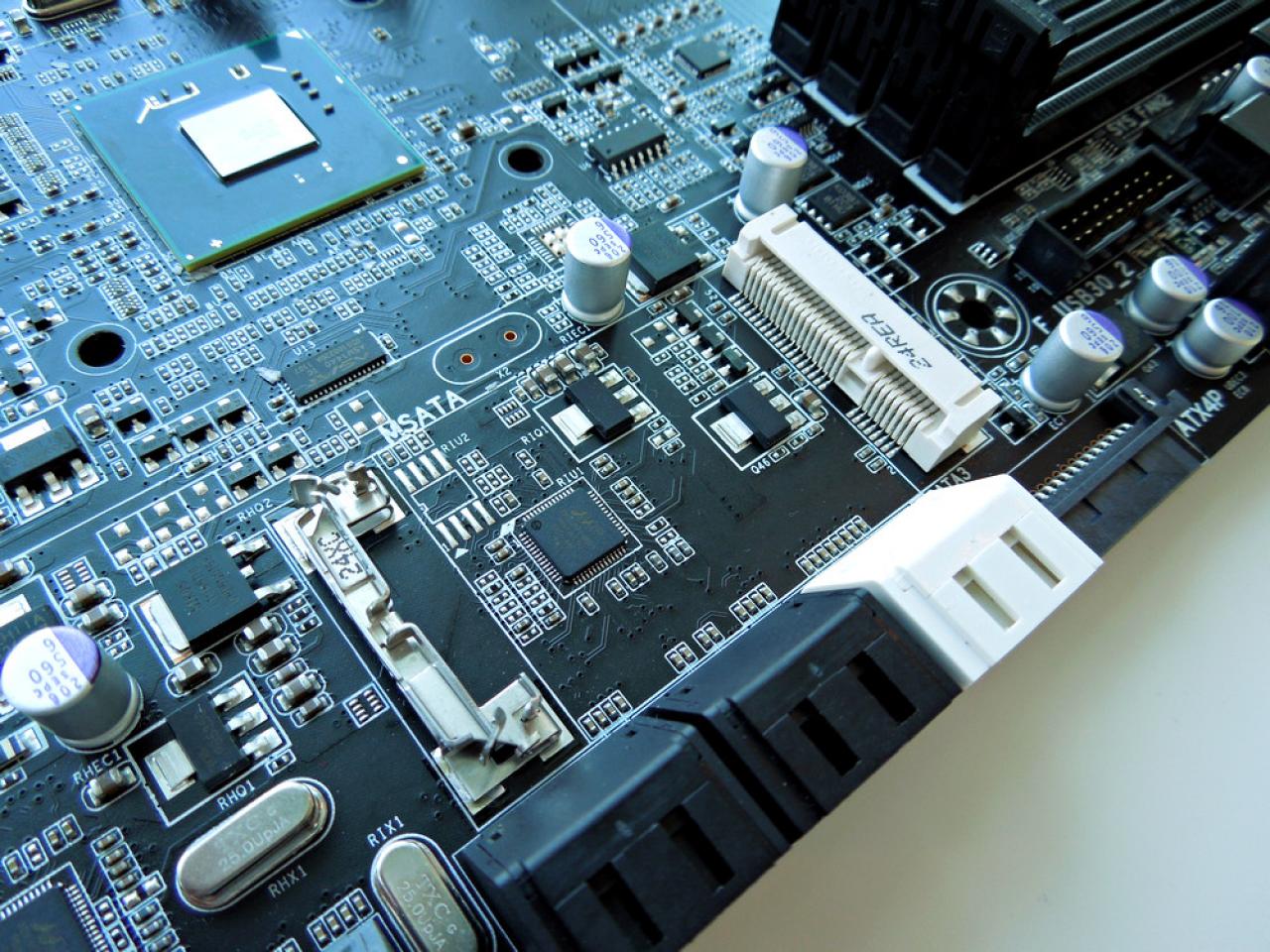 [06/06/2012] Gigabyte Z77X-UP7: High-End-Mainboard mit 32 Phasen für die CPU im finalen Design abgelichtet - inlusive Video (12)
