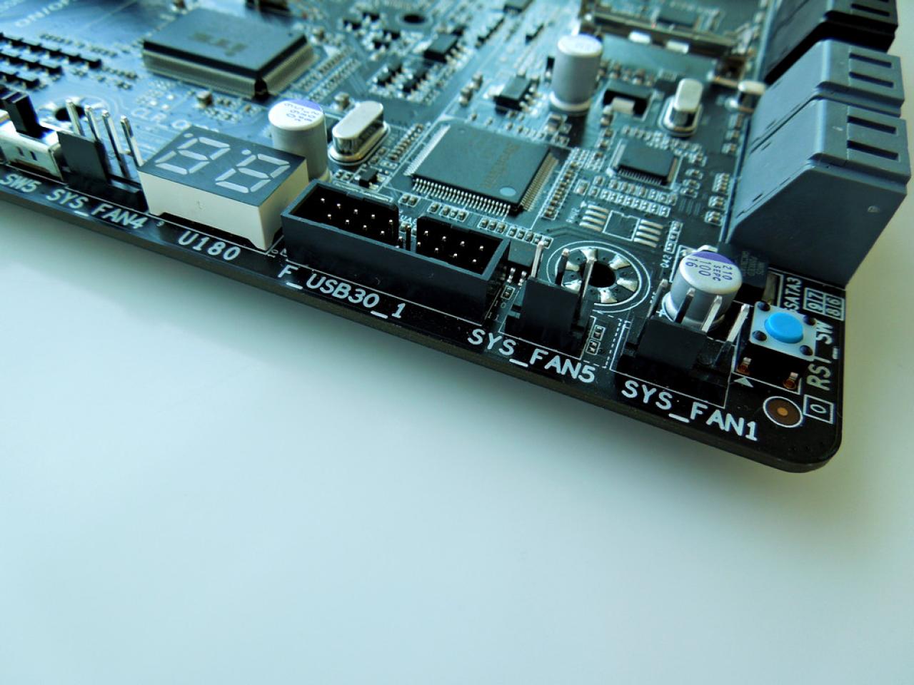 [06/06/2012] Gigabyte Z77X-UP7: High-End-Mainboard mit 32 Phasen für die CPU im finalen Design abgelichtet - inlusive Video (16)