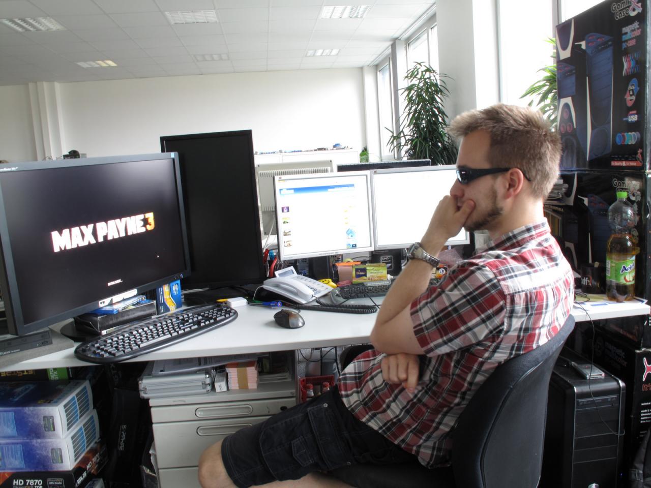 [01/06/2012] Was mag da jetzt wohl kommen, denkt sich unser Raff und starrt gebannt auf seinen 30-Zoll-TFT. Ob sich sein skeptischer Blick im Laufe des Tages noch ein euphorisches Lächeln umwandeln wird? Der für nächste Woche geplanten Online-Test von Max Payne 3 wird es zeigen.