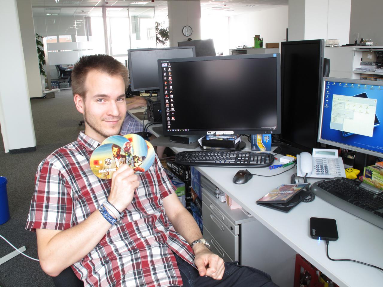 [01/06/2012] Vier gewinnt! Normalerweise hat Raff für analoge Spielchen ja wenig über, aber das Max-Payne-3-Quartett (vier Dual-Layer-DVDs) scheint ihm zu gefallen. Hoffentlich wird er beim Installieren nicht zum DJ, sonst hat er wohl nichts mehr zu lachen. 