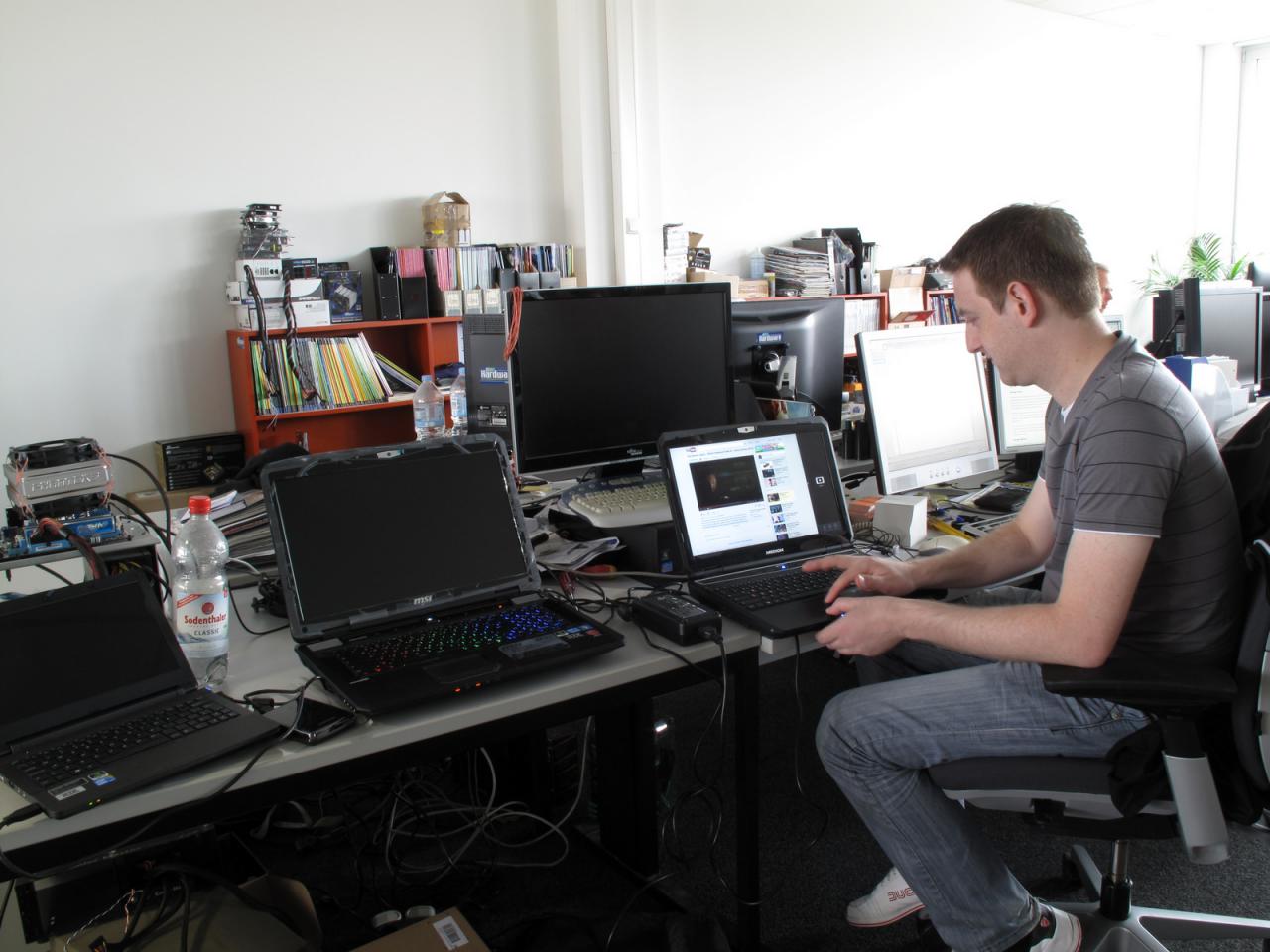 [01/06/2012] Als Volontär muss man alles mal getestet haben: Nach USB3.0-Stick, Gehäuse und Lüfter darf Reinhard sich jetzt auch Notebooks einmal genauer anschauen. Was genau auf seinem Bildschirm zu sehen ist, wollte er uns nicht sagen. 