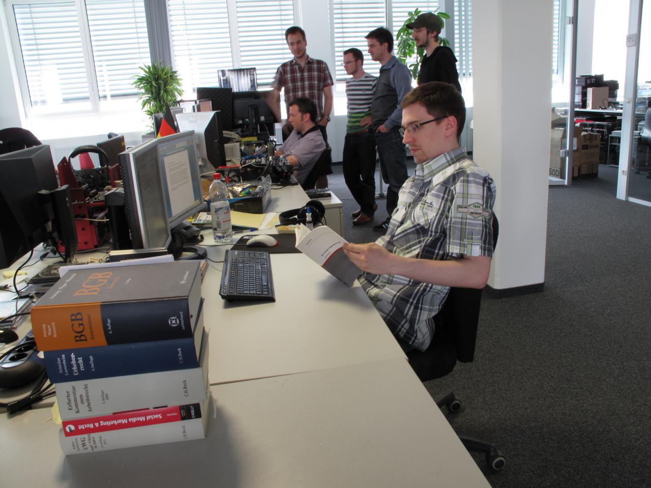 [01/06/2012] Als angehender Jurist kommt man um die analoge Recherche irgendwie nicht herum. Zu diesem Zweck hat Clemens seinen Fundus an juristischer Fachliteratur schon wieder aufgestockt. Da hat er aber ganz schön was zu schleppen, wenn er unsere Redaktion wieder verlässt.