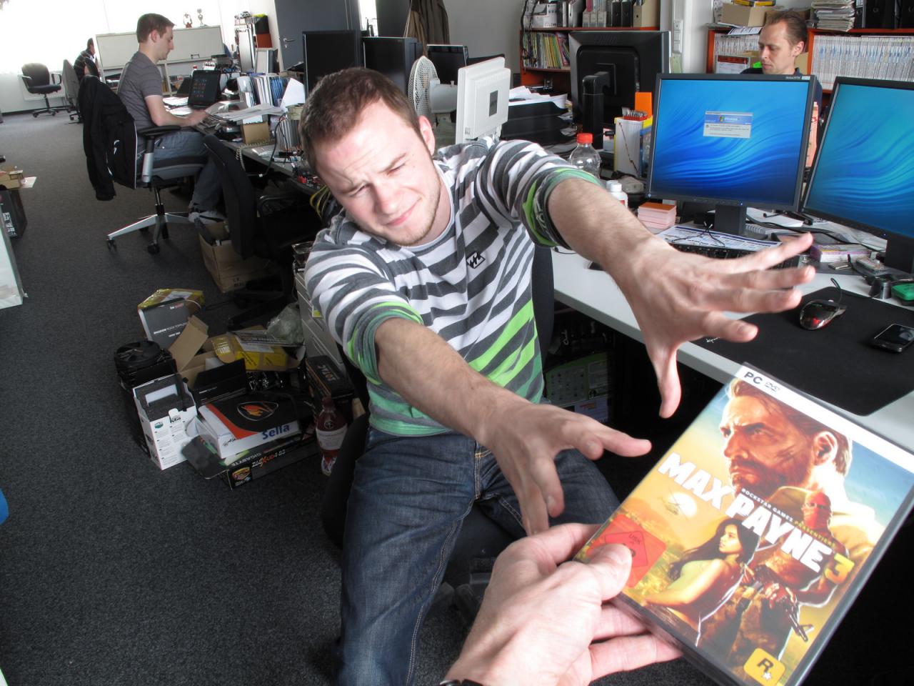 [01/06/2012] Unseren Marc, der nächste Woche erst einmal nach Taiwan zur Computex pilgert, hat die Max-Payne-3-Sucht schon seit der ersten Vorabpräsentation gepackt. Jetzt zieren Sie sich doch nicht so Herr Sauter, greifen Sie doch zu, ihr Spieledealer will doch nur Ihr Bestes - Ihr Geld. 