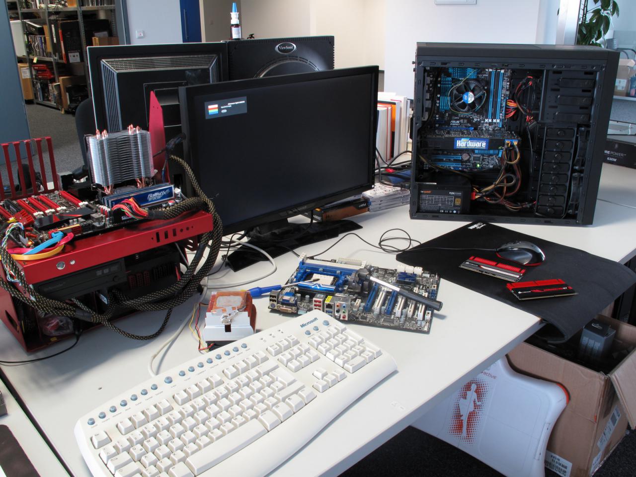 [15/06/2012] Am Platz unseres Spieleonkels, wo sonst gespielt und gebencht wird, war diesmal eine Großbaustelle. Ein Platinenwechsel zwang Herr Stöwer zum Schrauben und auch der PC für sein neues Experiment wollte fachgerecht montiert werden. 