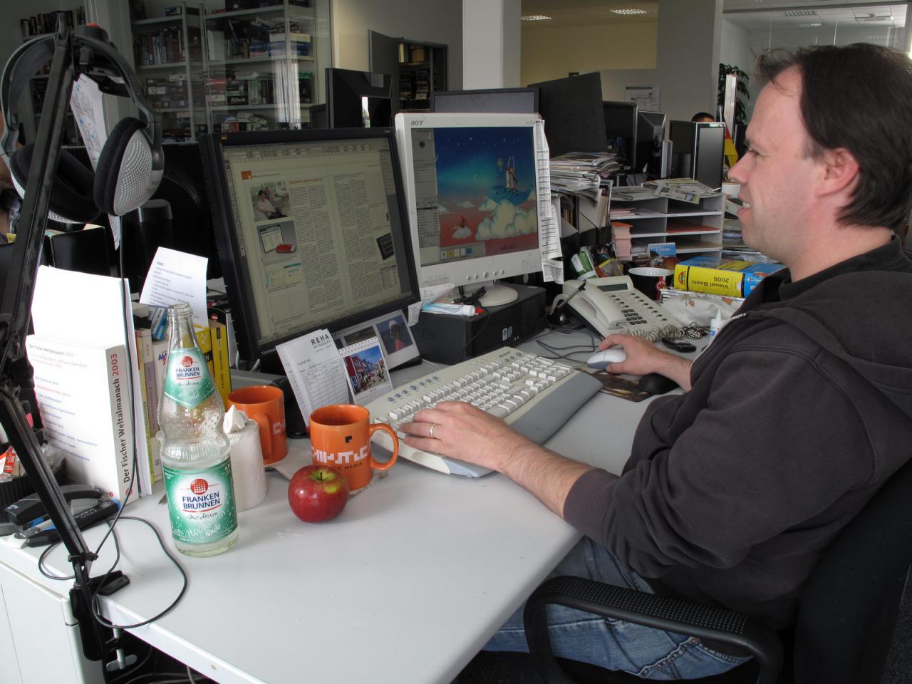 [15/06/2012] Freitag weilt unser Chris meist nicht in der Redaktion, doch Ausnahmen bestätigen die Regel. Ein Grund mehr endlich auch mal ein Bild von Ihm hier zu präsentieren. Und für alle Neugierigen, Herr Gögelein schreibt gerade zum Thema 