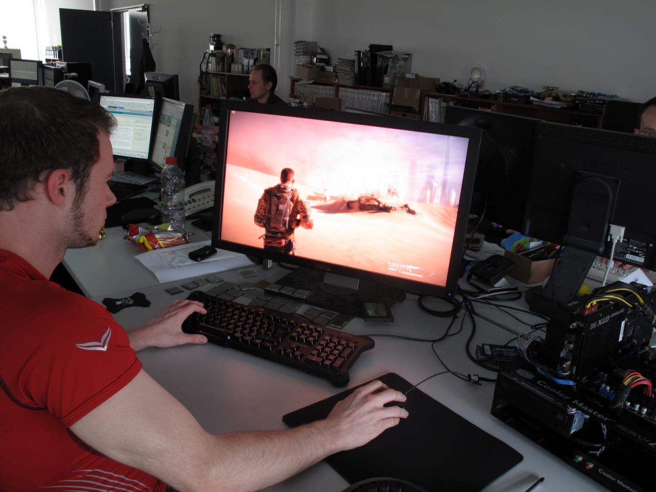 [15/06/2012] Unseren Benchmarc haben wir erst einmal in die Wüste geschickt. Nein, er war uns nicht zu nerdig, er muss bei Spec Ops: The Line im Wüstenstaat Dubai virtuell auf Terroristenjagd gehen. Das macht Herr Sauter doch gerne, oder? 
