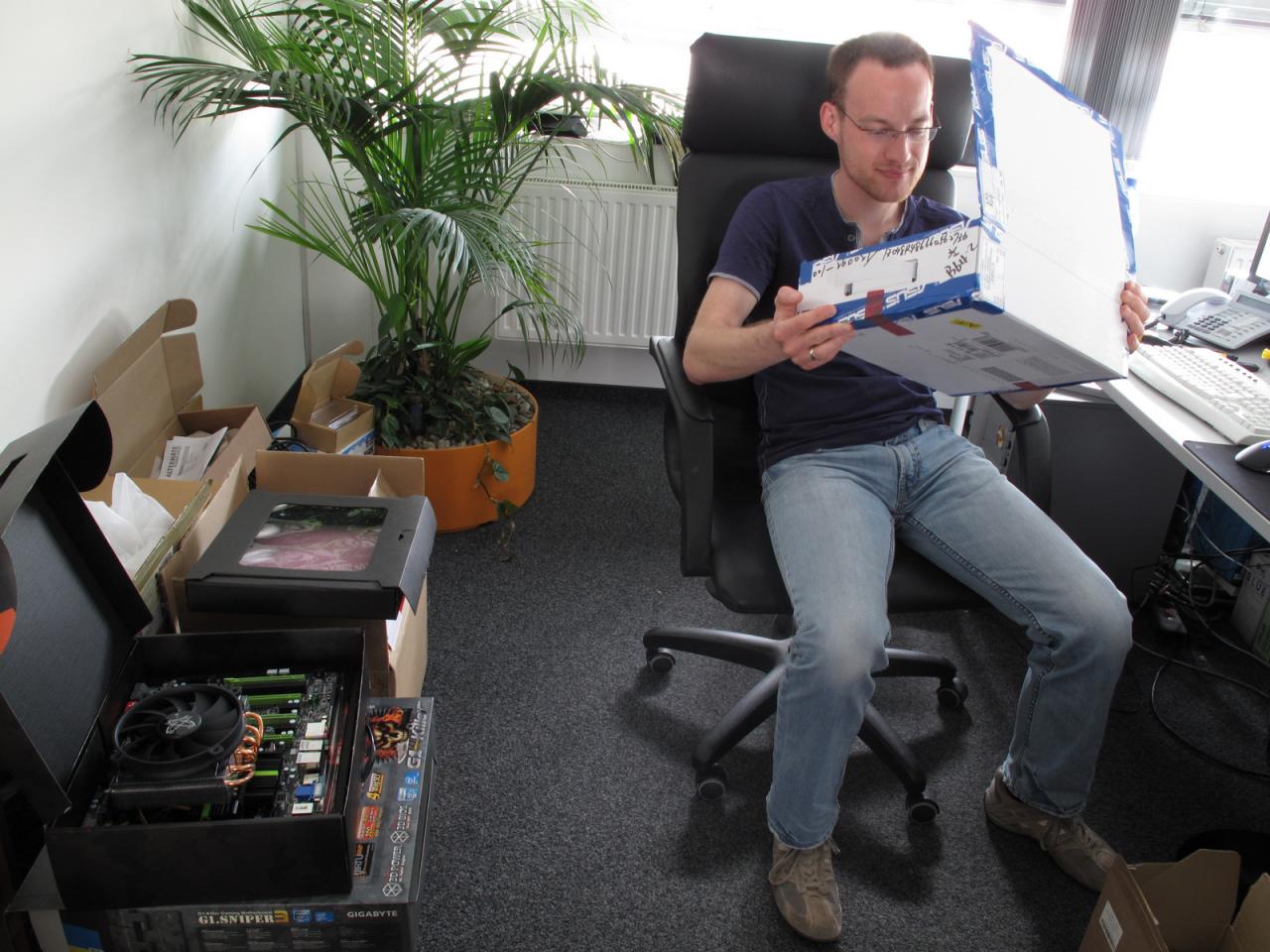 [15/06/2012] Wenn Daniel so zufrieden in den Karton guckt, kann da nur ein neues Mainboard zum Testen oder noch ein Mitbringsel vom Nordseeurlaub drin sein. Stimmt das zuerst vermutete, wollen wir ihn mal loben, das ist die richtige Arbeitseinstellung, Herr Möllendorf. 