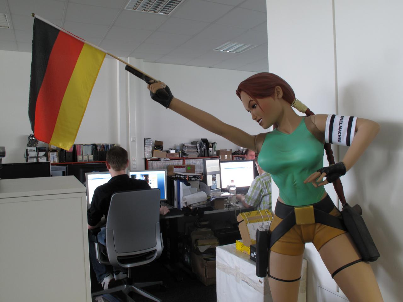 [15/06/2012] Natürlich war die EM diese Woche auch in der Redaktion ein Thema. Da Reinhard (im Hintergrund) lieber die italienische satt die deutsche Flagge hissen wollte, habe wir uns ein fesches Fräulein ausgesucht, das die Fahne des kommenden Europameisters :) hoch hält! 