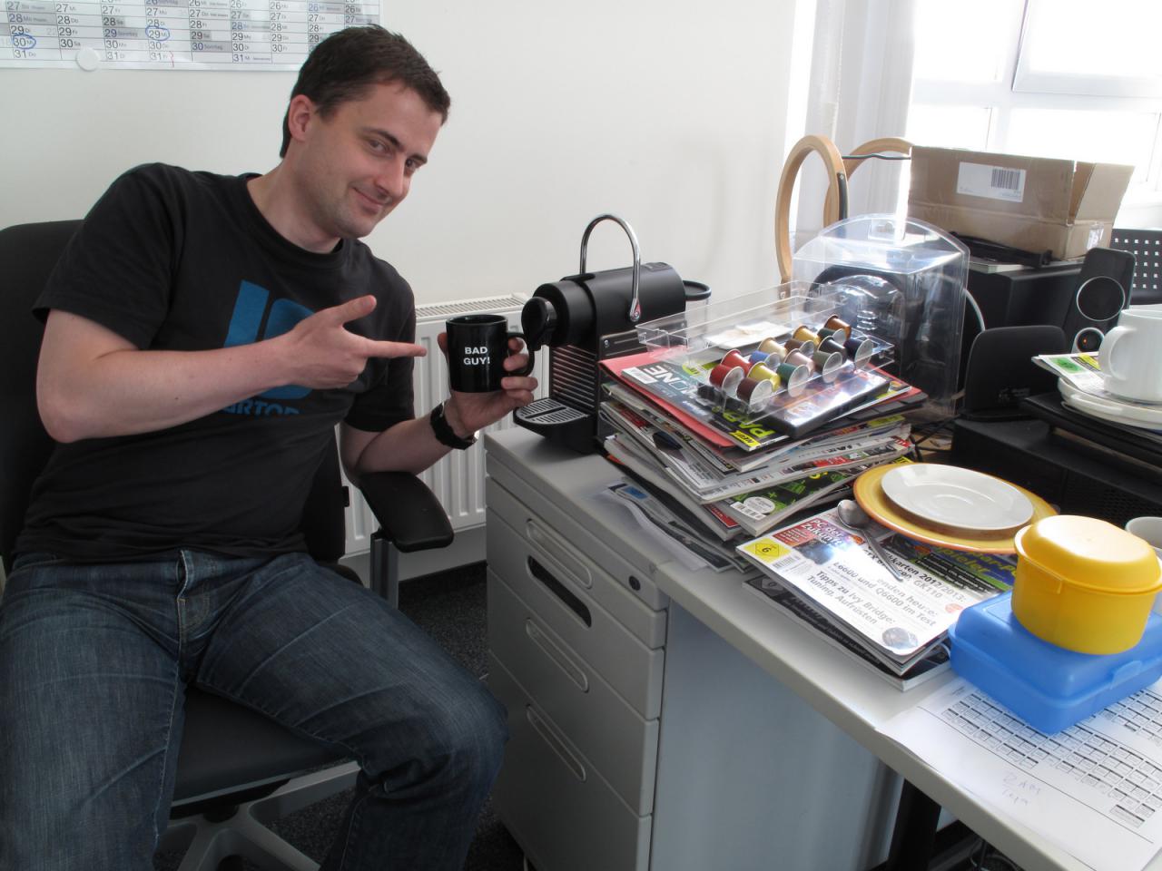[22/06/2012] Thilo hat dem firmeneigenen Kaffee-Kombinat den Rücken gekehrt und ist jetzt auf Selbstversorgung umgestiegen. Auch wenn das mit Kosten verbunden ist, der Kaffee aus der eigenen Maschine schmeckt wenigstens nicht undefinierbar. Und da er wacher ist, kann er auch besser aufpassen was die Truppe so treibt.