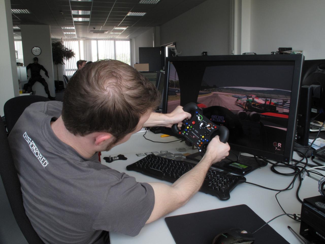 [22/06/2012] Der Benchmarc dreht am Rad! Die Entspannung bei der virtuellen Heizerei hat sich der Experte für Project Cars allerdings redlich verdient. Ob er wohl im privaten PKW auch so auf die Tube drückt und denkt die Straßen von Fürth sind ein prima Stadtkurs?
