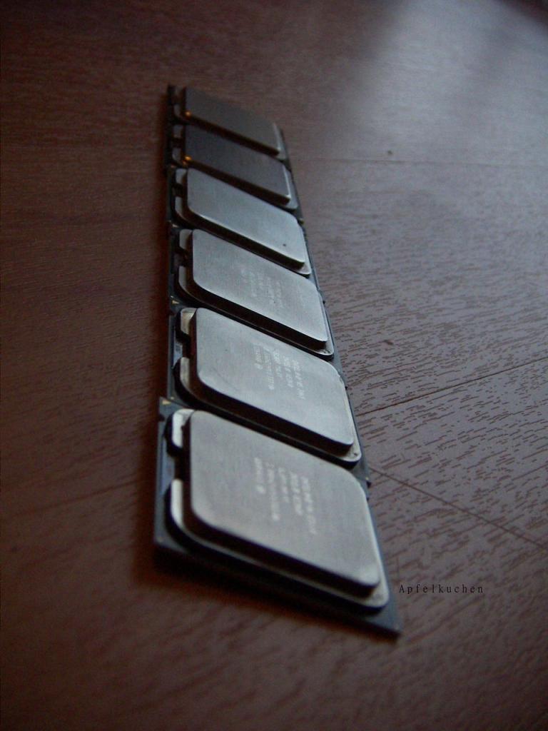 [08/06/2012] CPUs zersägt im Rasterelektronenmikroskop, geköpft, flambiert und in der Schusslinie (23)