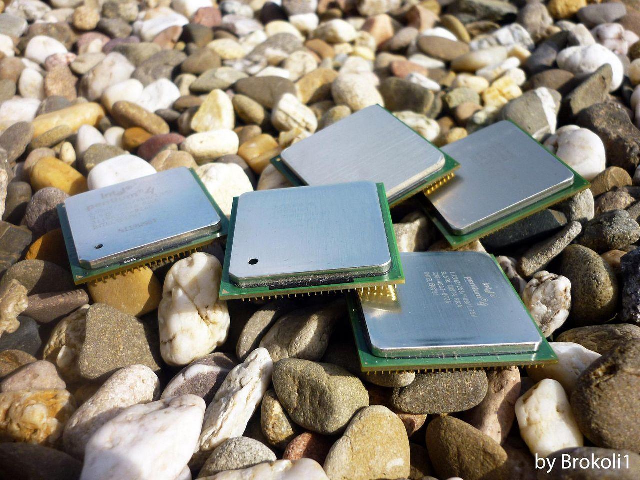 [08/06/2012] CPUs zersägt im Rasterelektronenmikroskop, geköpft, flambiert und in der Schusslinie (12)