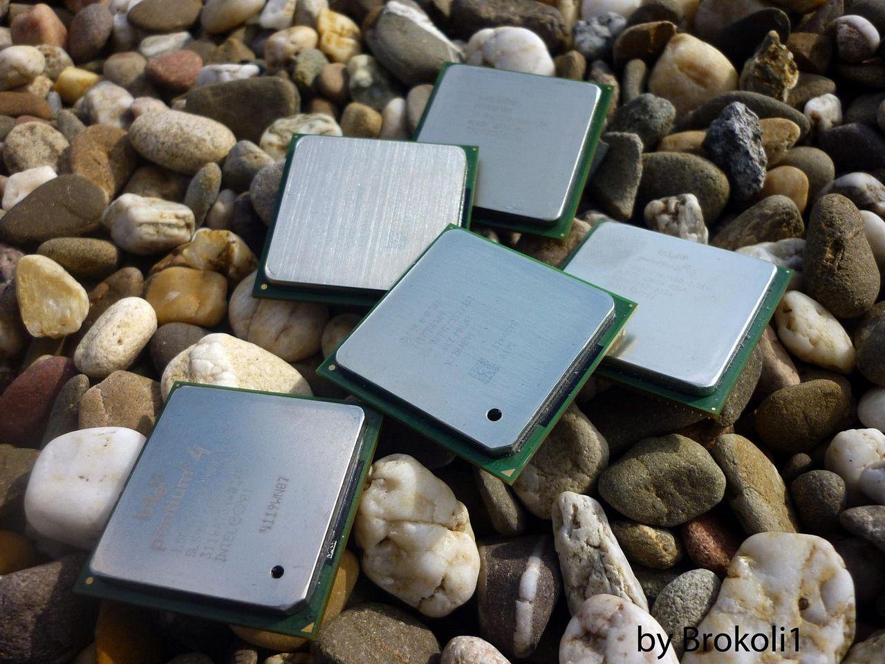 [08/06/2012] CPUs zersägt im Rasterelektronenmikroskop, geköpft, flambiert und in der Schusslinie (18)