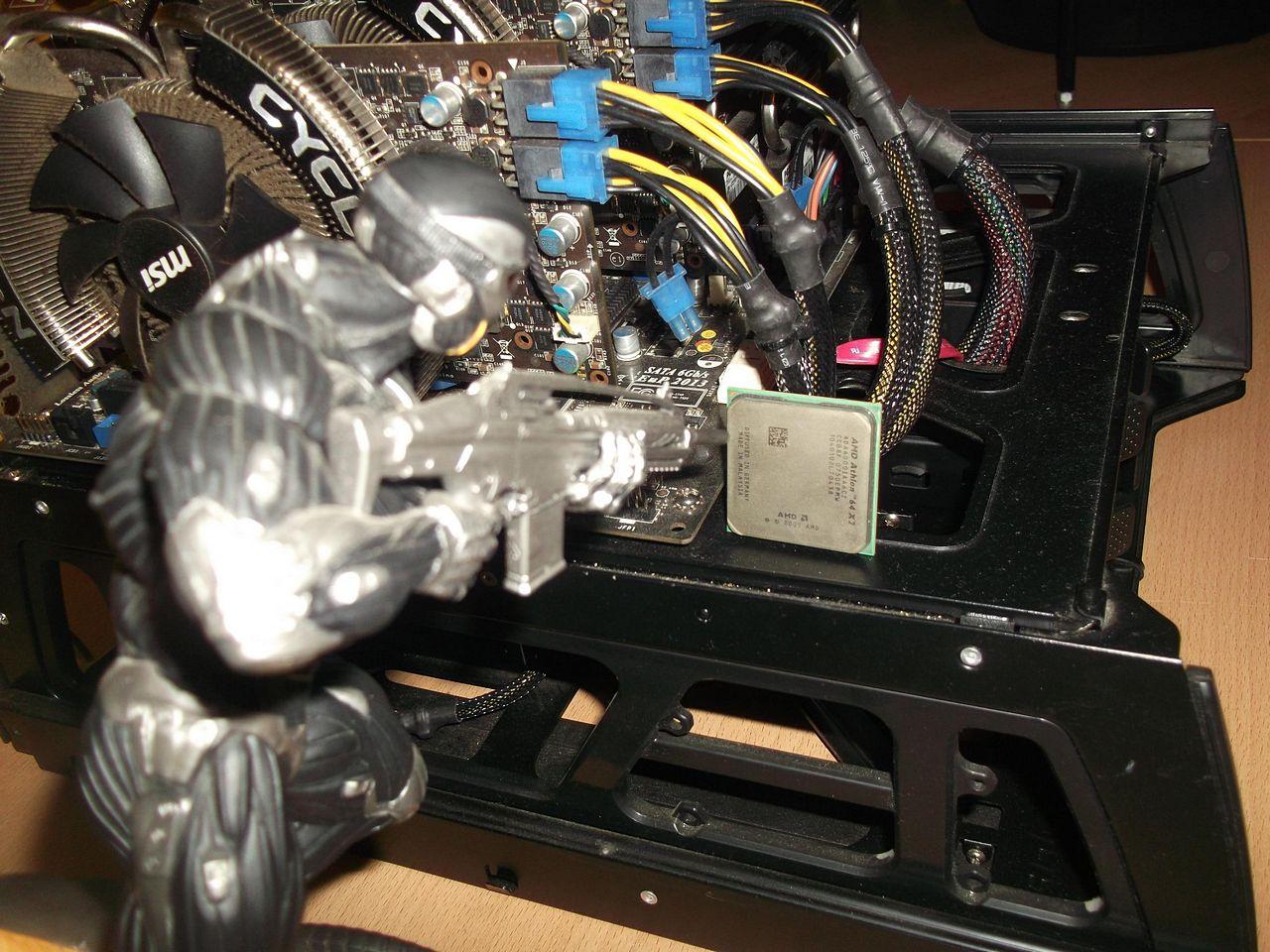 [08/06/2012] CPUs zersägt im Rasterelektronenmikroskop, geköpft, flambiert und in der Schusslinie (1)