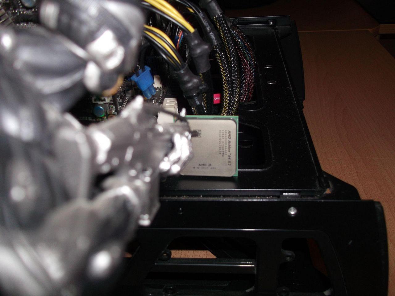 [08/06/2012] CPUs zersägt im Rasterelektronenmikroskop, geköpft, flambiert und in der Schusslinie (28)