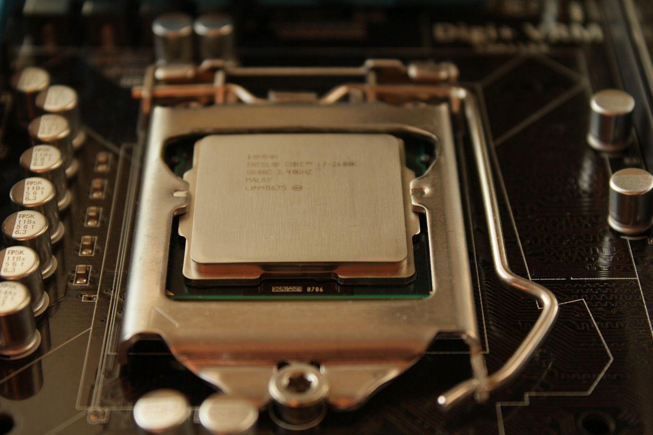 [08/06/2012] CPUs zersägt im Rasterelektronenmikroskop, geköpft, flambiert und in der Schusslinie (29)