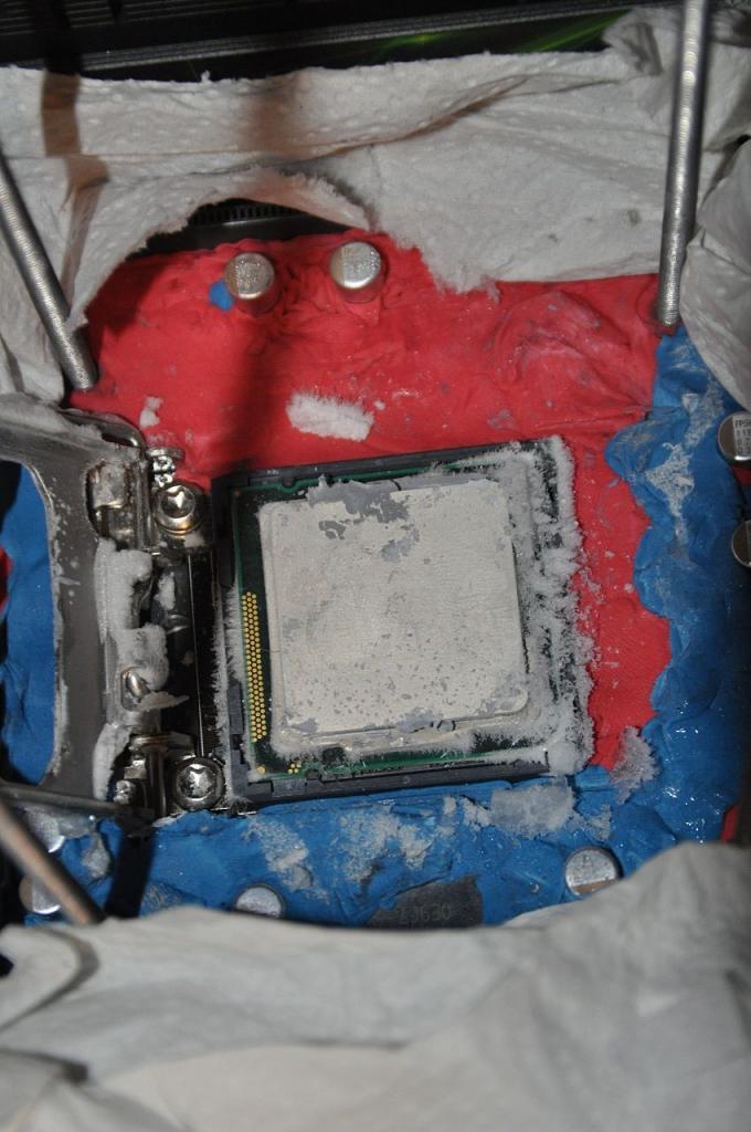 [08/06/2012] CPUs zersägt im Rasterelektronenmikroskop, geköpft, flambiert und in der Schusslinie (3)