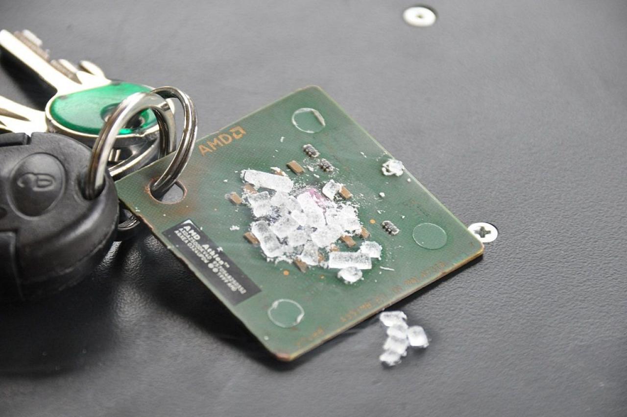 [08/06/2012] CPUs zersägt im Rasterelektronenmikroskop, geköpft, flambiert und in der Schusslinie (31)