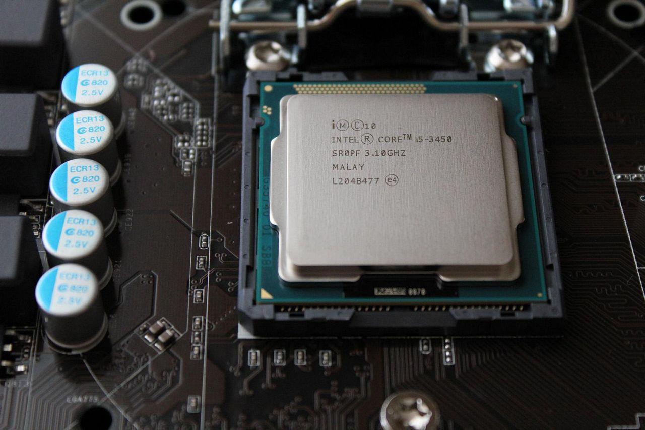 [08/06/2012] CPUs zersägt im Rasterelektronenmikroskop, geköpft, flambiert und in der Schusslinie (35)