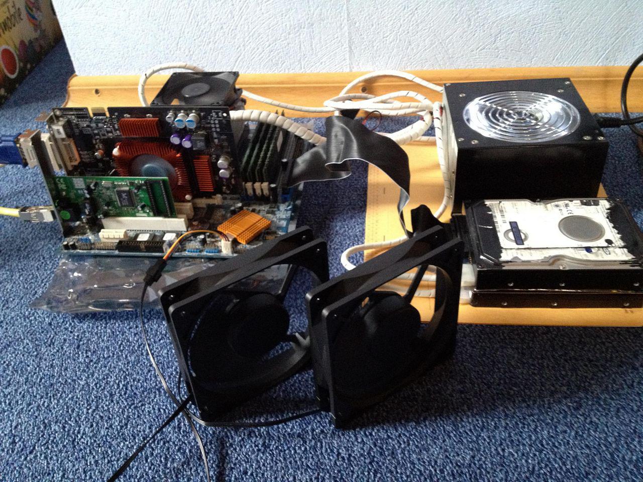 [05/06/2012] Update: Hardware lackiert und mit bunter Beleuchtung (1)