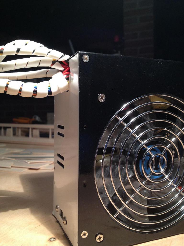 [05/06/2012] Update: Hardware lackiert und mit bunter Beleuchtung (4)