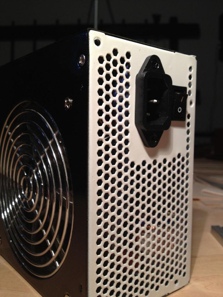[05/06/2012] Update: Hardware lackiert und mit bunter Beleuchtung (5)